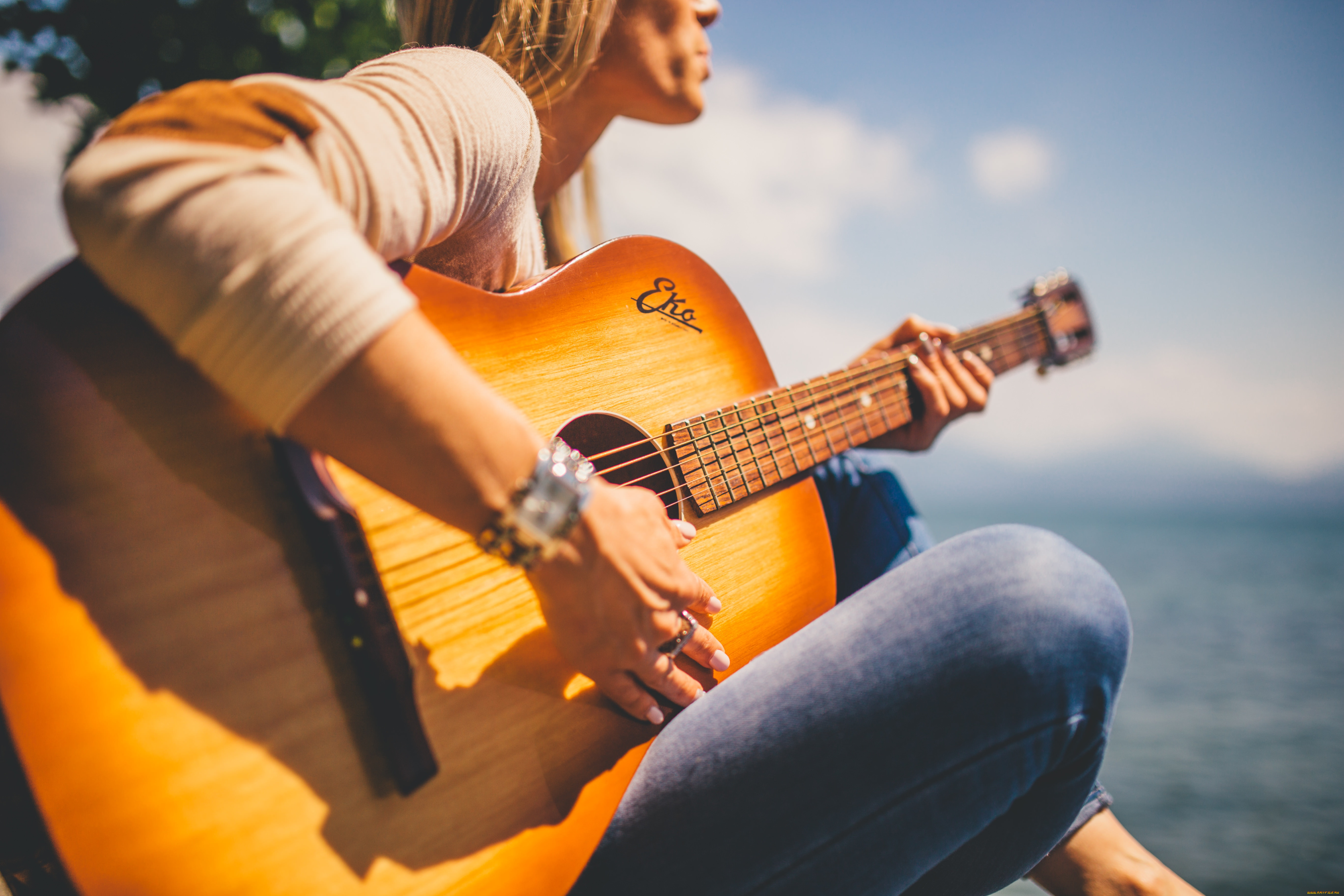 Музыка красивой жизни. Красивая девушка с гитарой. Фотосессия с гитарой. Гитара в руках. Красивые гитары.